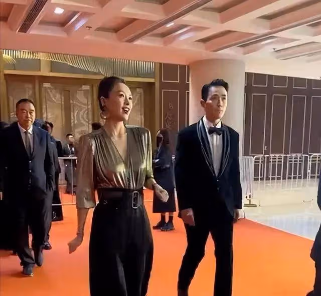 章子怡被嘲飛機場,胸口快要沉到肚子了,依然自信地站在C位