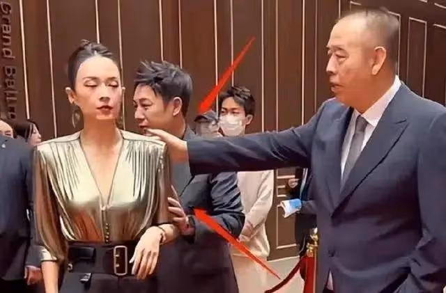 章子怡被嘲飛機場,胸口快要沉到肚子了,依然自信地站在C位