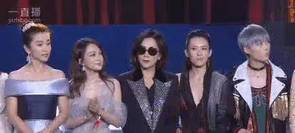 章子怡被嘲飛機場,胸口快要沉到肚子了,依然自信地站在C位