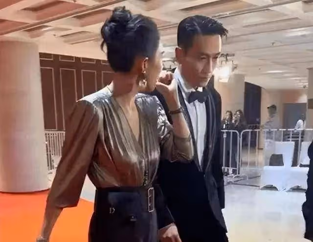 章子怡被嘲飛機場,胸口快要沉到肚子了,依然自信地站在C位