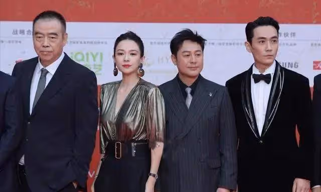 章子怡被嘲飛機場,胸口快要沉到肚子了,依然自信地站在C位