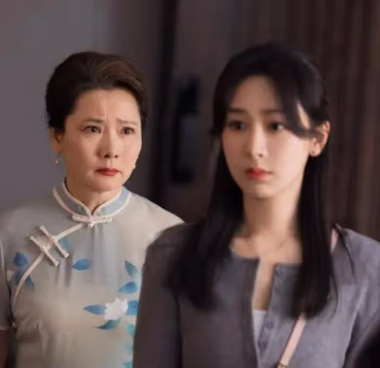 這一次輪到31歲楊紫翻車了?滿臉矽膠感,美而太自知,刻意又油膩