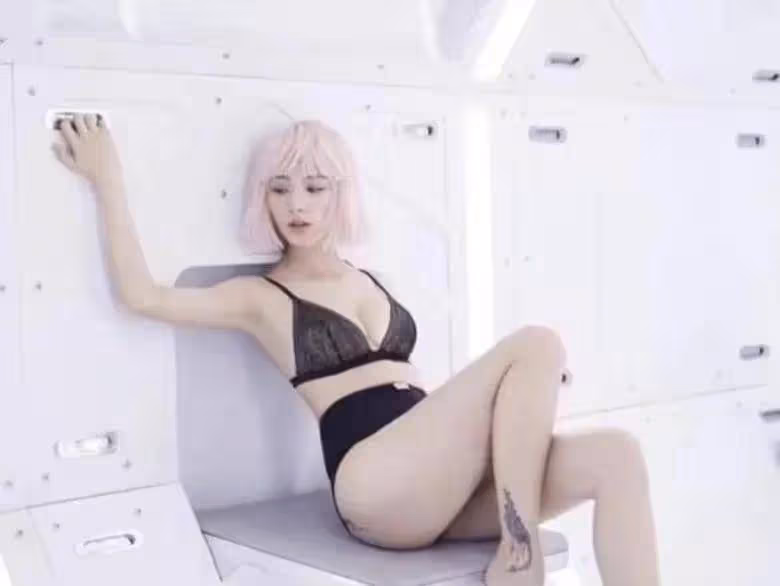 太撩人!31歲陳雅婷挑戰3D透明裙,不愧是王思聰看中的女人