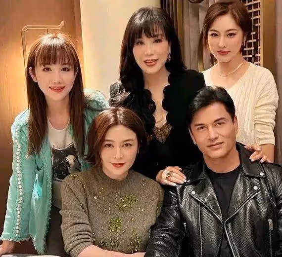 70歲呂良偉與55歲富婆妻子聚會,穿搭搶眼時髦,根本看不出年齡懸殊!