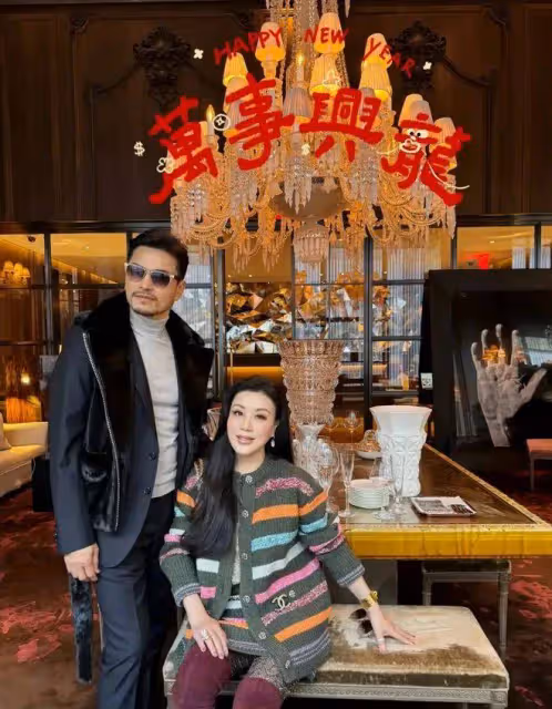70歲呂良偉與55歲富婆妻子聚會,穿搭搶眼時髦,根本看不出年齡懸殊!