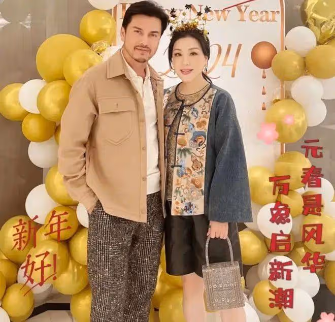 70歲呂良偉與55歲富婆妻子聚會,穿搭搶眼時髦,根本看不出年齡懸殊!