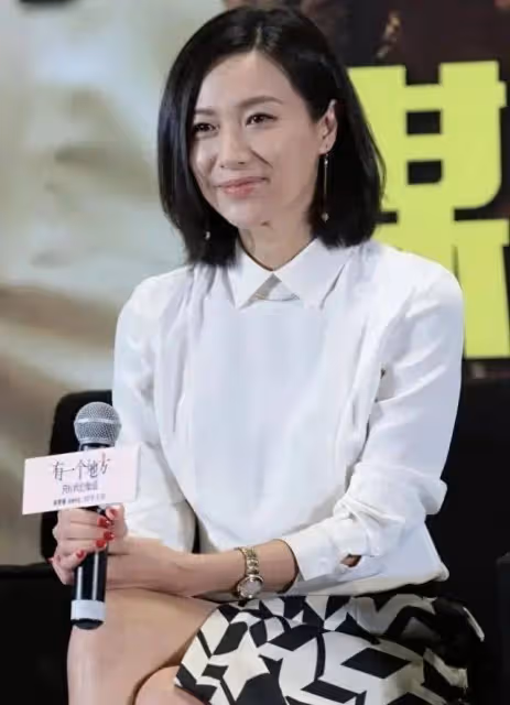 徐靜蕾帶火了一種襯衫穿搭:配半身裙、小黑褲、短褲,高級又洋氣
