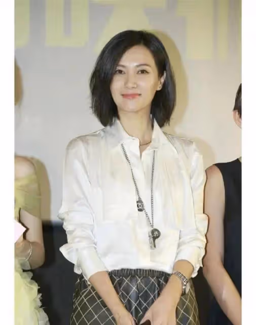 徐靜蕾帶火了一種襯衫穿搭：配半身裙、小黑褲、短褲，高級又洋氣