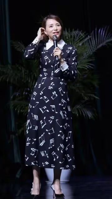 董卿好會選衣服,襯衫裙「上緊下松」修身顯瘦,音符印花更顯靈動