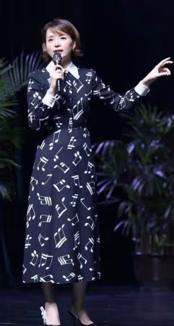 董卿好會選衣服,襯衫裙「上緊下松」修身顯瘦,音符印花更顯靈動