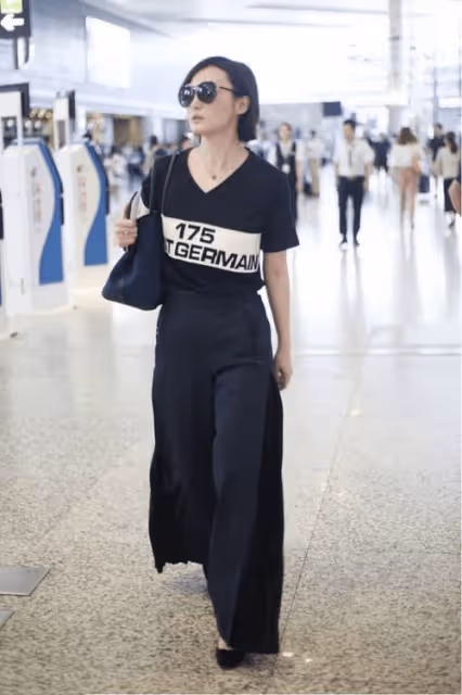 蔣勤勤剪短髮後換了風格,穿T恤+闊腿褲+粗跟鞋,48歲美出新高度