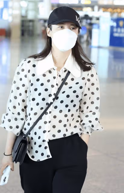蔣勤勤剪短髮後換了風格,穿T恤+闊腿褲+粗跟鞋,48歲美出新高度