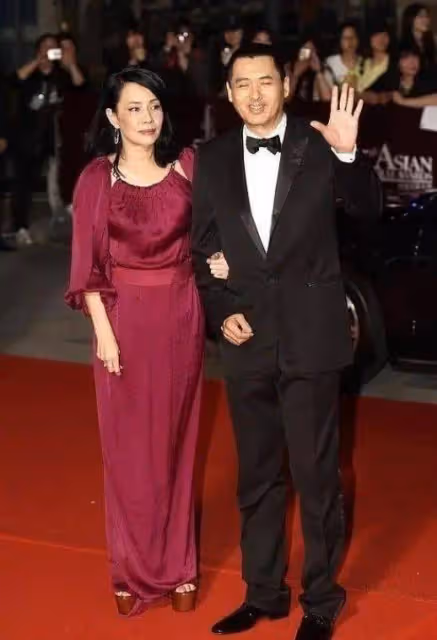周潤發藏了30年的妻子原來是她，不僅是個富婆穿衣優雅又貴氣，氣場蓋過周潤發