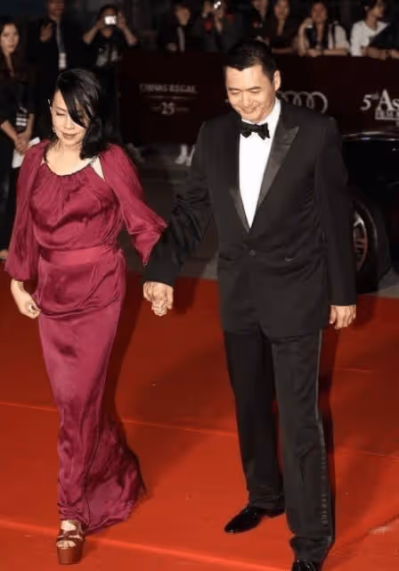 周潤發藏了30年的妻子原來是她，不僅是個富婆穿衣優雅又貴氣，氣場蓋過周潤發