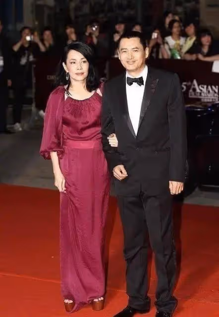 周潤發藏了30年的妻子原來是她，不僅是個富婆穿衣優雅又貴氣，氣場蓋過周潤發