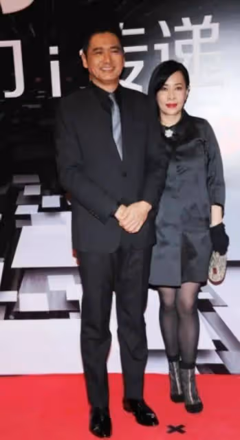 周潤發藏了30年的妻子原來是她，不僅是個富婆穿衣優雅又貴氣，氣場蓋過周潤發