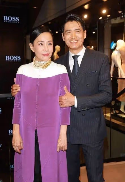 周潤發藏了30年的妻子原來是她,不僅是個富婆穿衣優雅又貴氣,氣場蓋過周潤發