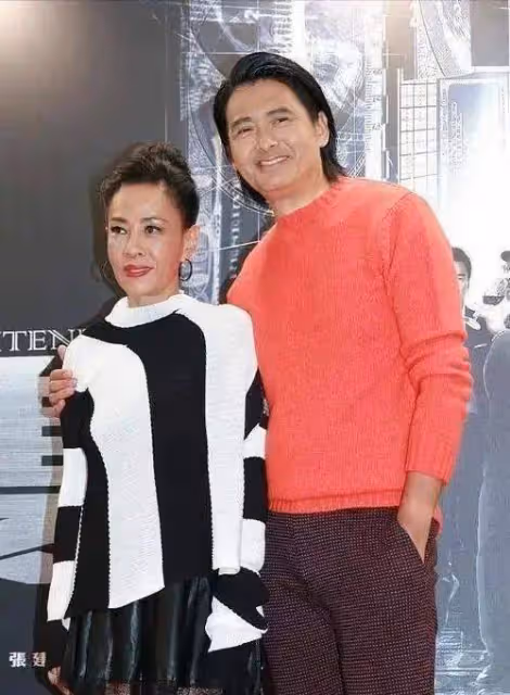 周潤發藏了30年的妻子原來是她,不僅是個富婆穿衣優雅又貴氣,氣場蓋過周潤發
