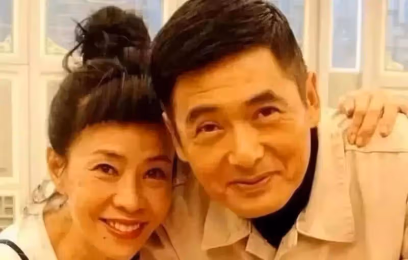周潤發藏了30年的妻子原來是她,不僅是個富婆穿衣優雅又貴氣,氣場蓋過周潤發