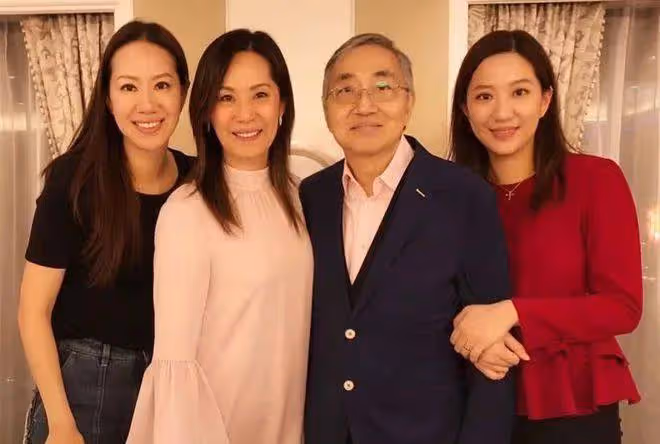 甄子丹岳母慶生全家照曝光,61歲貌美凍齡,只比女婿大9歲!
