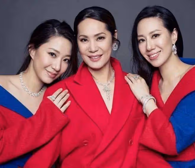 甄子丹岳母慶生全家照曝光,61歲貌美凍齡,只比女婿大9歲!
