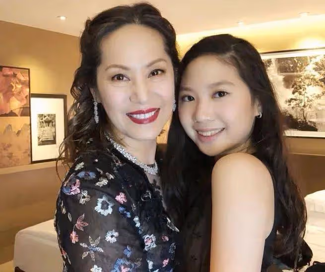 甄子丹岳母慶生全家照曝光,61歲貌美凍齡,只比女婿大9歲!
