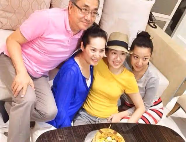 甄子丹岳母慶生全家照曝光,61歲貌美凍齡,只比女婿大9歲!
