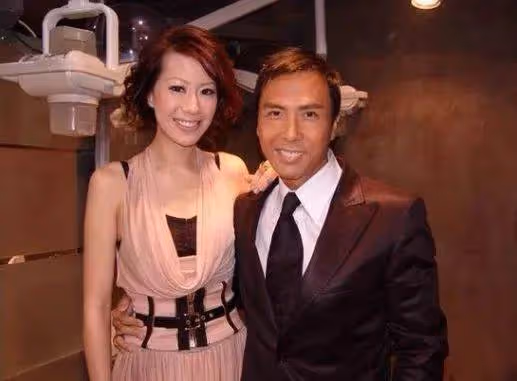 甄子丹岳母慶生全家照曝光,61歲貌美凍齡,只比女婿大9歲!