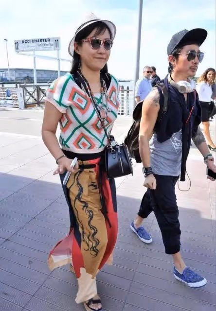 郝蕾成功減肥後豁出去!在國外穿花T恤+花裙子,不土反而好洋氣
