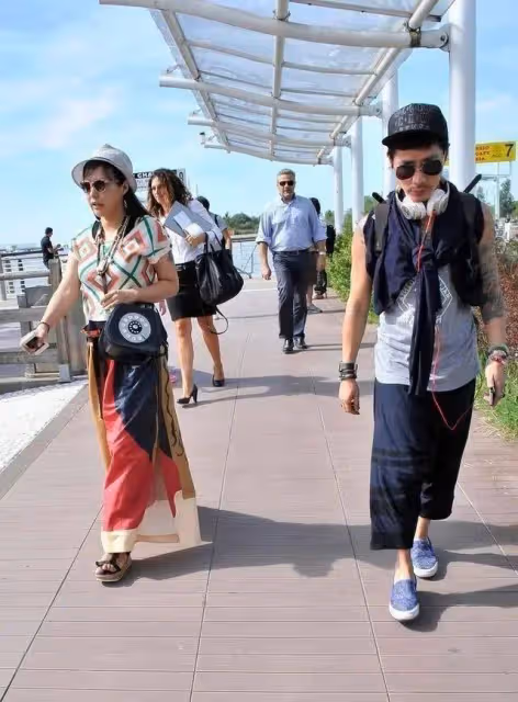 郝蕾成功減肥後豁出去!在國外穿花T恤+花裙子,不土反而好洋氣