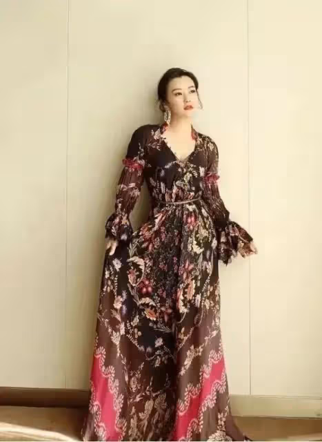 郝蕾成功減肥後豁出去!在國外穿花T恤+花裙子,不土反而好洋氣