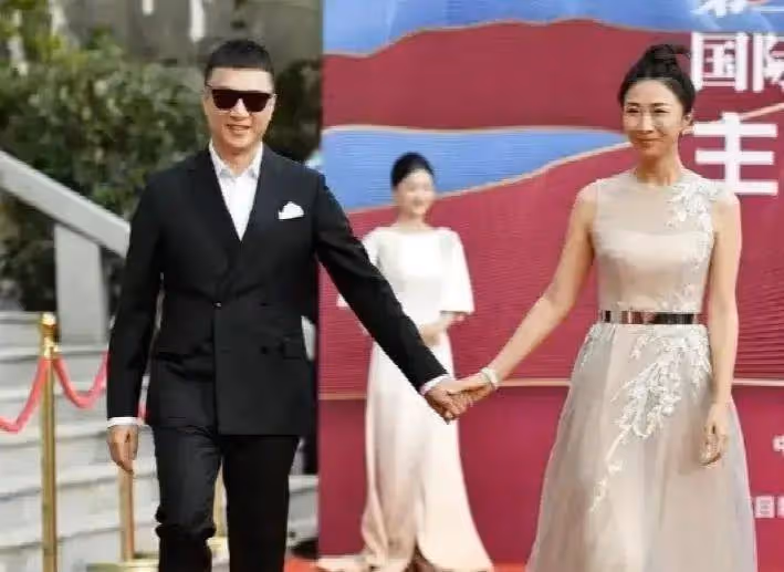 孫紅雷罕見帶老婆亮相,38歲嬌妻超模身材真「招搖」,長得真像,太有夫妻相了