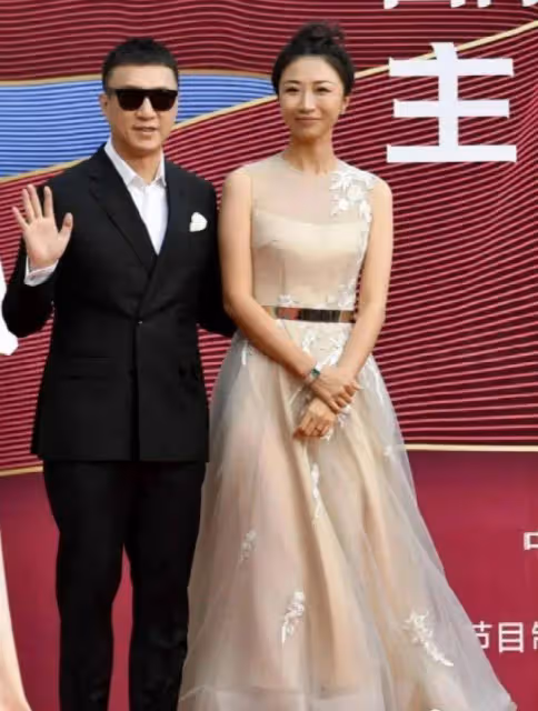 孫紅雷罕見帶老婆亮相,38歲嬌妻超模身材真「招搖」,長得真像,太有夫妻相了