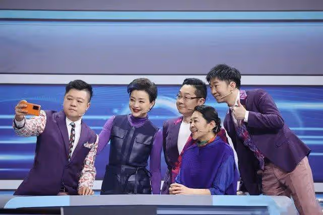 楊瀾一頭白髮現身,臉胯身材走樣顯憔悴,但在老公面前依舊優雅!