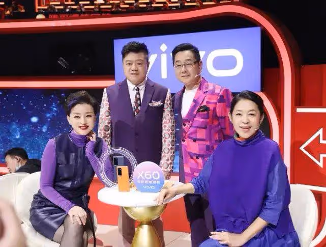 楊瀾一頭白髮現身,臉胯身材走樣顯憔悴,但在老公面前依舊優雅!