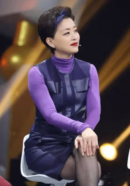 楊瀾一頭白髮現身,臉胯身材走樣顯憔悴,但在老公面前依舊優雅!