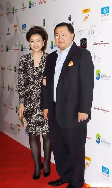 楊瀾一頭白髮現身,臉胯身材走樣顯憔悴,但在老公面前依舊優雅!