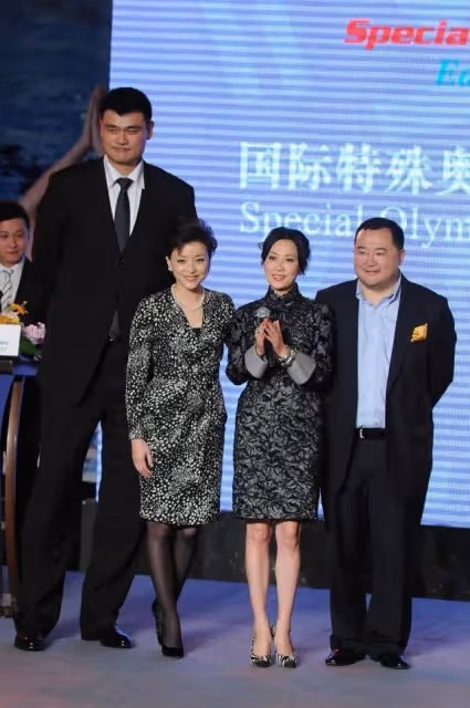 楊瀾一頭白髮現身,臉胯身材走樣顯憔悴,但在老公面前依舊優雅!