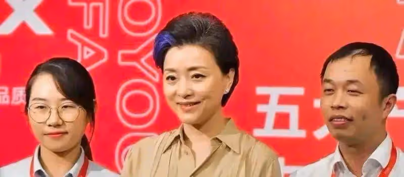 楊瀾一頭白髮現身,臉胯身材走樣顯憔悴,但在老公面前依舊優雅!