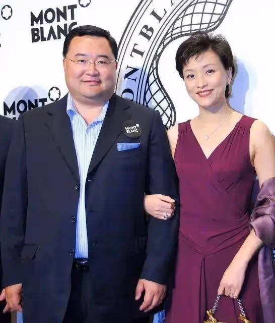 楊瀾一頭白髮現身,臉胯身材走樣顯憔悴,但在老公面前依舊優雅!