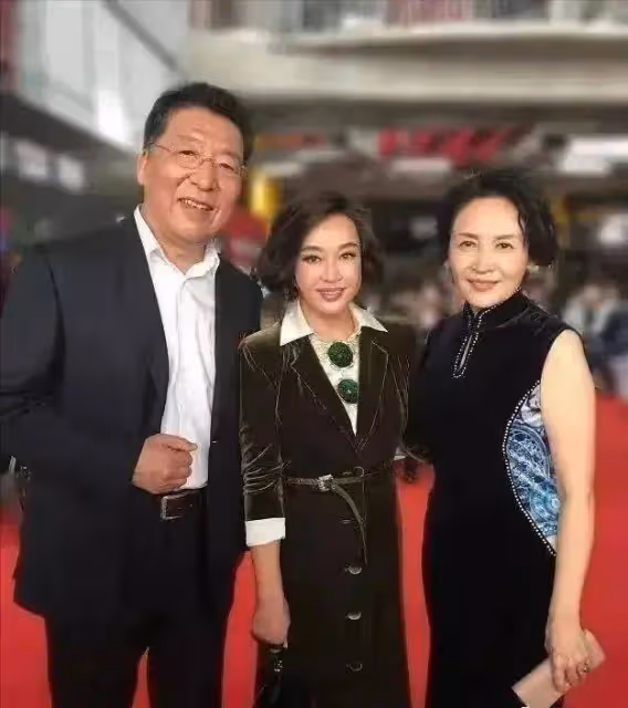 當70歲的劉曉慶和69歲的宋曉英站在一起,才發現:還是自然老去的樣子最美