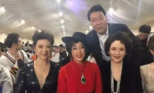 當70歲的劉曉慶和69歲的宋曉英站在一起,才發現:還是自然老去的樣子最美