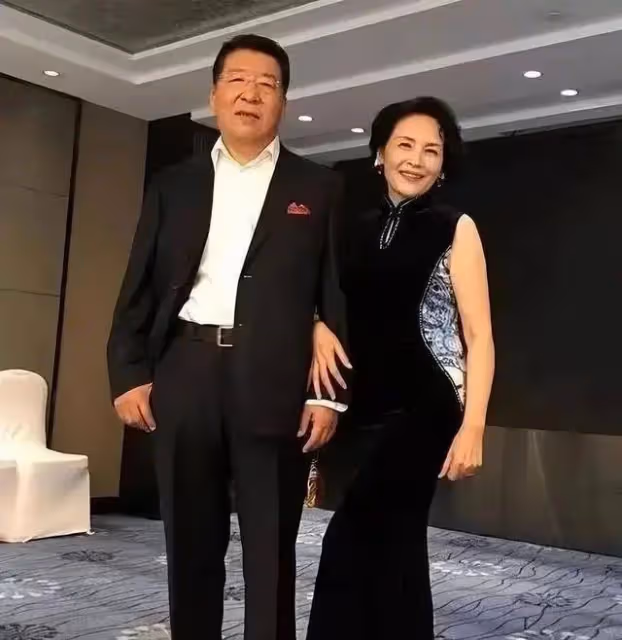 當70歲的劉曉慶和69歲的宋曉英站在一起,才發現:還是自然老去的樣子最美