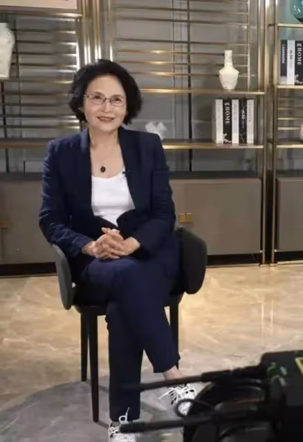 當70歲的劉曉慶和69歲的宋曉英站在一起,才發現:還是自然老去的樣子最美
