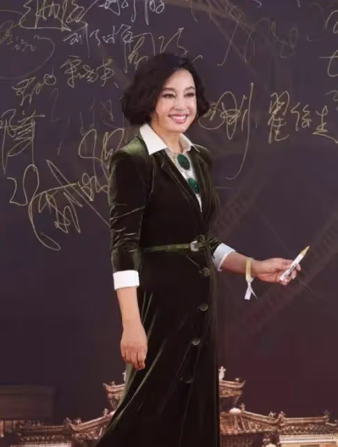 當70歲的劉曉慶和69歲的宋曉英站在一起,才發現:還是自然老去的樣子最美