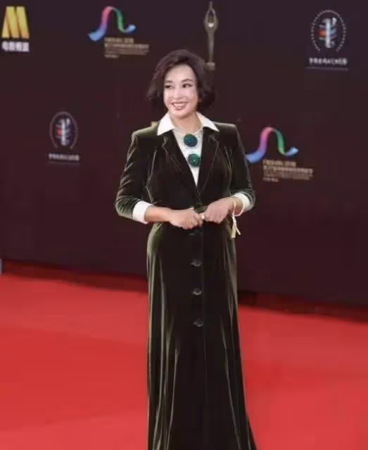 當70歲的劉曉慶和69歲的宋曉英站在一起,才發現:還是自然老去的樣子最美