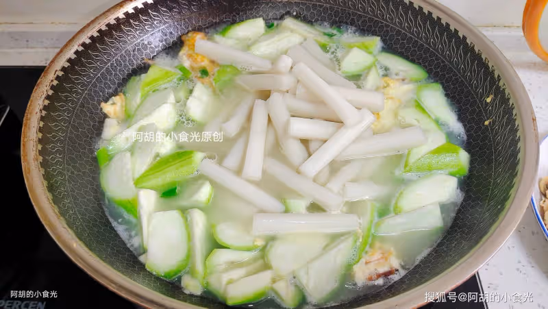 入夏後這菜使勁吃,口口鮮美「賽人參」!和年糕燉一鍋,高鉀好營養,特軟嫩