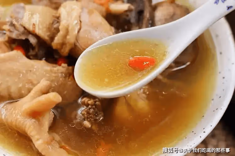 燉雞湯時,先焯水還是直接燉?教你正確方法,雞湯鮮嫩好喝沒腥味
