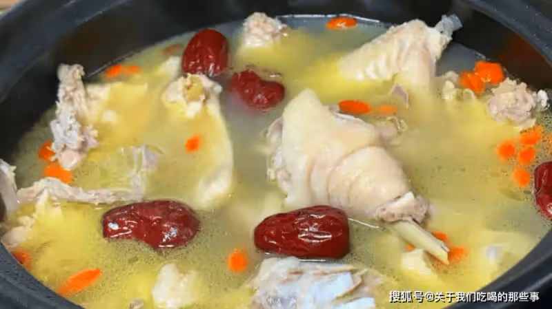 燉雞湯時,先焯水還是直接燉?教你正確方法,雞湯鮮嫩好喝沒腥味