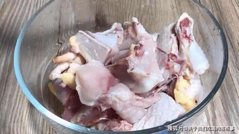 燉雞湯時,先焯水還是直接燉?教你正確方法,雞湯鮮嫩好喝沒腥味
